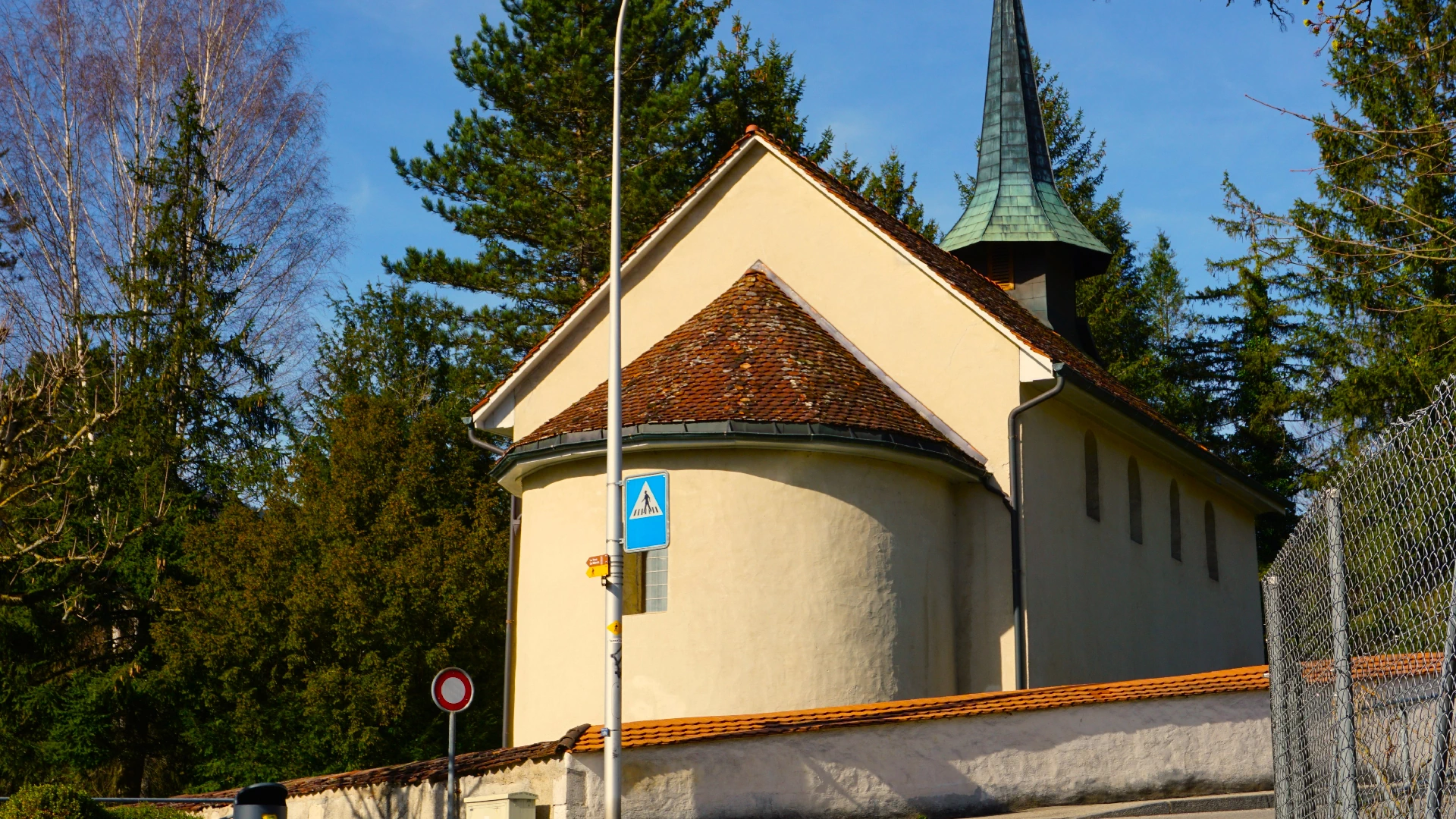 La chiesa di Chalière commentata nella visita guidata di Chalière, Moutier-Grandval.